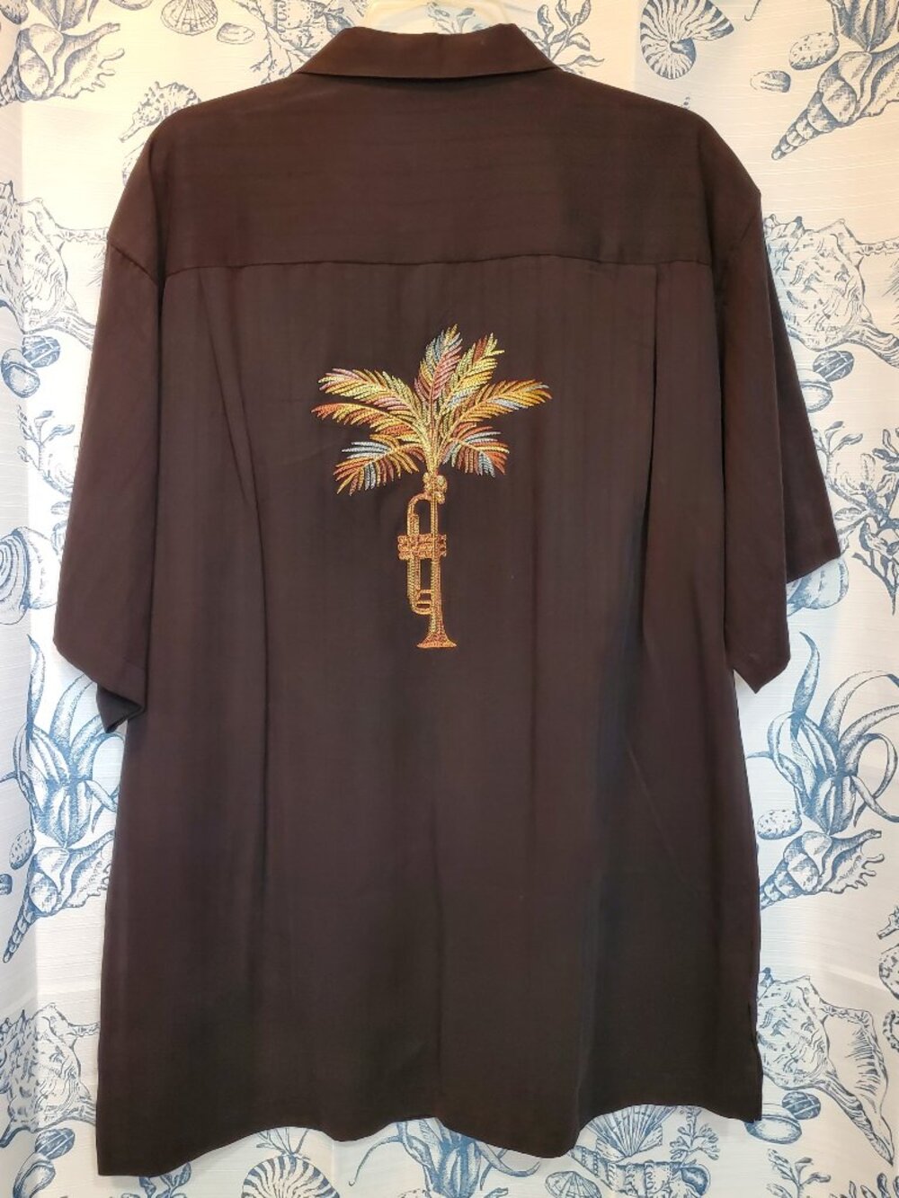 LUAU BRAND MENS SILK SHIRT WITH EMBROIDERED ARTWORK FRONT AND BACK...SIZE LARGE